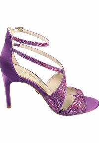 Sandali alti in satin viola con cinturini incrociati decorati con strass multicolori nella zona delle dita e supporto per la caviglia.