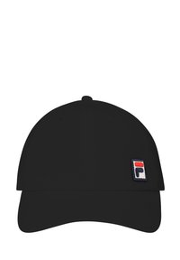 Gorra negra con visera curva y un pequeño parche de logo rectangular de FILA con acentos en rojo, blanco y azul en el lado izquierdo. Textura suave.