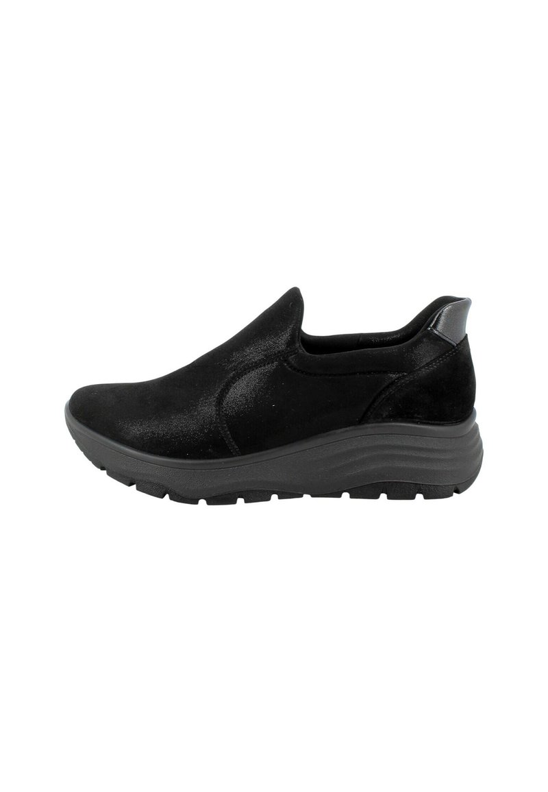 Scarpe nere slip-on con tomaia liscia e strutturata, punta arrotondata e suola in gomma spessa e scanalata con un leggero tacco.