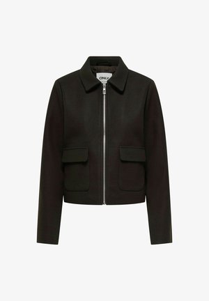 Czarna krótkia kurtka wykonana z miękkiego materiału, z kołnierzykiem, przednim zamkiem błyskawicznym i dwoma kieszeniami z patkami na piersiach.