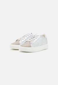 Sneakersy z srebrzystym chropowatym wierzchem, metalicznym, jasno-brązowym noskiem, białą gumową podeszwą i płaskimi sznurówkami.