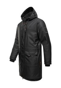 Černá nepromokavá parka s kapucí, vybavená zipem vpředu, nastavitelnými šňůrkami, dvěma předními kapsami a texturovaným akcentem na rukávu.