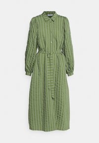 Vestido de manga longa riscado em verde com colarinho, frente com botões e faixa na cintura. Apresenta um tecido texturizado e riscas brancas verticais.