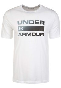 Vit T-shirt med korta ärmar i lätt tyg, med stor svart text "UNDER ARMOUR" och logotyp över bröstet.