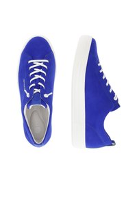 Blaue Wildledersneaker mit weißen Schnürsenkeln und Sohlen, die ein abgerundetes Zehendesign und eine glatte Textur aufweisen. Logo an der Seite sichtbar.