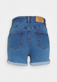 Shorts de mezclilla de tiro alto en azul medio. Cuenta con dobladillos enrollados, dos bolsillos traseros y una etiqueta de cuero marrón en la cintura.