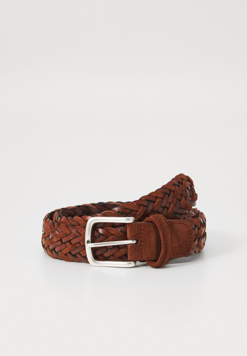 Curea din piele împletită într-o nuanță de maro cald, cu o cataramă metalică argintie. Oferă accente din suede și o suprafață texturată pentru un aspect distinctiv.