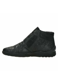 Bottines en cuir noir avec une finition texturée, dotées d'une sangle en Velcro sur le côté et d'une semelle en caoutchouc flexible. Design à bout arrondi.