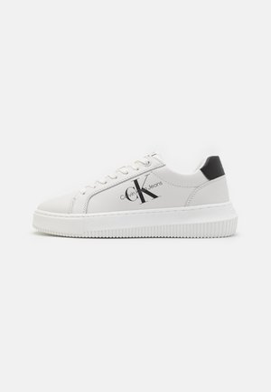 Sneaker bianca in pelle con suola in gomma texturizzata, dotata di un accento nera sul tallone e del logo "Calvin Klein Jeans" stampato di lato.