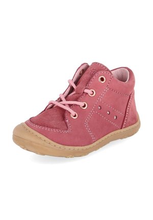 Chaussure enfant rose en cuir et daim à lacets avec semelle en caoutchouc beige, maintien de la cheville et détails cousus.