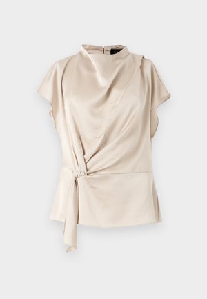Beige Satin-Oberteil mit hohem Kragen, kurzen Ärmeln, drapierter Vorderseite und seitlichem Bindeband; glatte Textur und abgerundeter Saum.