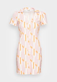 Vestido justo de mangas curtas com gola, apresentando um padrão diagonal listrado em rosa, branco e laranja. Textura canelada vertical, com fechamento frontal por botões.