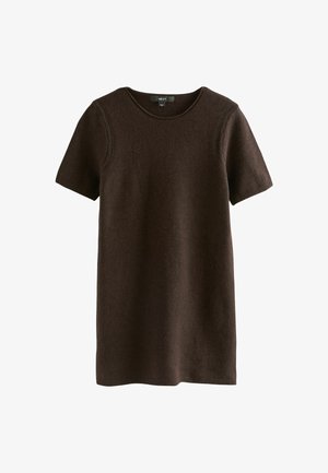 Hnedé šaty s krátkymi rukávmi vyrobené z jemného pleteného materiálu. Majú okrúhly výstrih a voľný strih s hladkou textúrou.