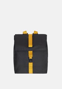 Zaino nero con spalline gialle e fibbia, caratterizzato da un design elegante e materiale in nylon testurizzato. Chiusura a pattina con spalline regolabili.