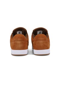 Ruske mokasiner s a smooth teksturom, podstavljeni jezičci i bijeli gumeni potplati. Dizajn sadrži klasičan stil za ležernu upotrebu.