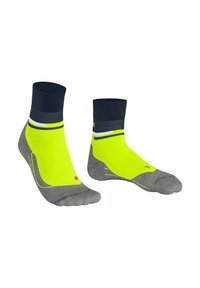 Calze atletiche gialle brillanti e grigie con polsini a costine, punta rinforzata e strisce a contrasto per la visibilità. Design corto a lunghezza crew.