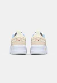 Sneaker mit einem Obermaterial aus Creme, Wildleder-Akzenten, hellem blauen Mesh und einer weißen Gummisohle. Verfügt über eine Lasche an der Rückseite und ein rotes Logodetail.