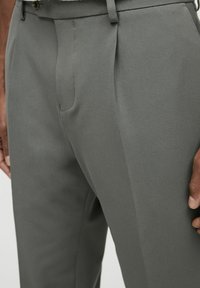 Next RELAXED FIT MOTIONFLEX - Habitbukser - green