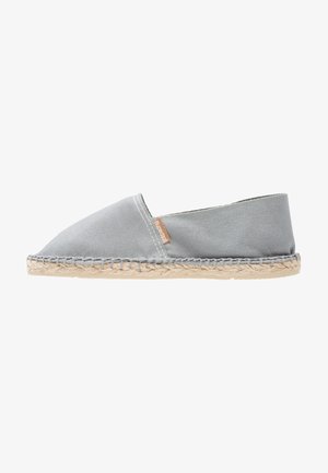 Jasnoszare espadryle typu slip-on z płótna, z naturalną jutową podeszwą i małą tkaną metką po boku.
