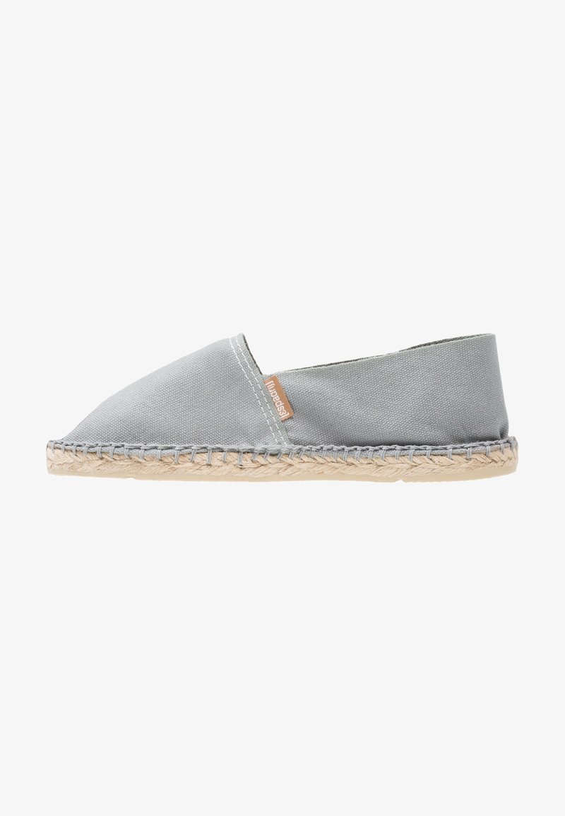 Espadrille en toile gris clair à enfiler avec semelle en jute naturelle et petite étiquette en tissu sur le côté.