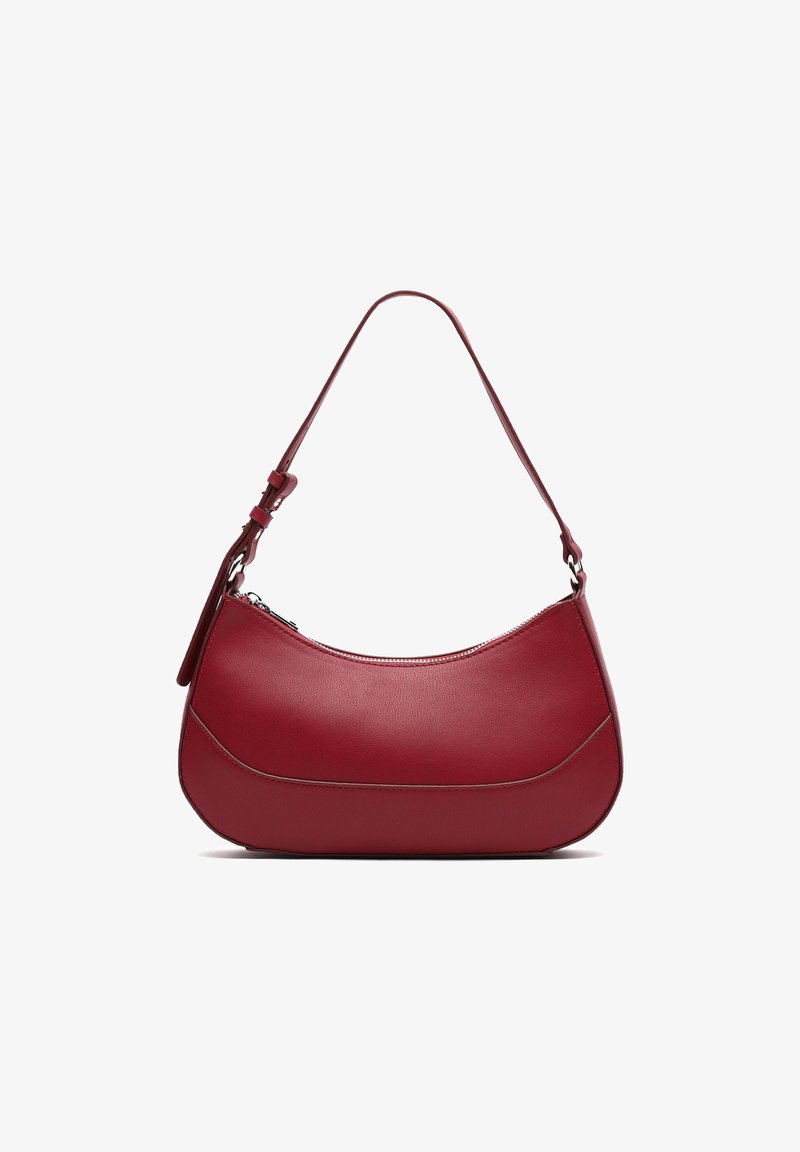 Rød lædertaske med en buet silhuet, justerbar rem og lynlåslukning. Har en glat overflade og subtile sømdetaljer.