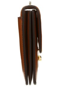 Portefeuille en cuir marron à texture lisse, doté de plusieurs compartiments et d'un accent en métal doré, présenté de profil.