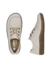 Chaussures beiges à lacets en cuir lisse, dotées de semelles en caoutchouc marron et de surpiqûres contrastées. Le design est simple, avec des bords arrondis.