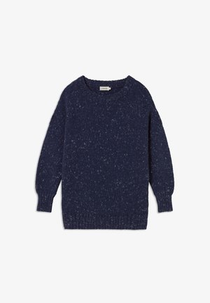 Námornícky modrý pletený sveter s okrúhlym výstrihom, dlhými rukávmi a rebrovanými manžetami. Vyznačuje sa škvrnitou textúrou po celom materiáli.