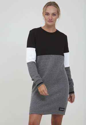 Langarm jurk met een color-block ontwerp in zwart, wit en grijs, gemaakt van een zachte stof met ribgebreide manchetten en een logo patch.