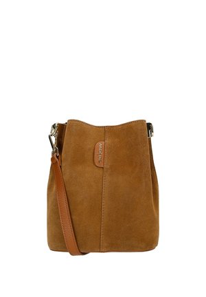 Brązowa zamszowa torba typu bucket z regulowanym skórzanym paskiem na ramię i srebrnym metalowym zapięciem, wyposażona w małą skórzaną metkę z logo z przodu.