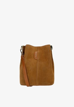Sac seau en daim marron avec bandoulière en cuir réglable et fermoir en métal argenté, avec petite étiquette logo en cuir à l'avant.
