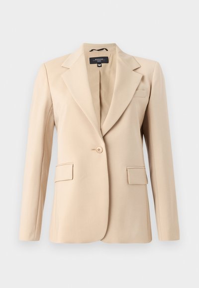 Beige blazer met een scherp gelapte revers, enkele knoopsluiting en twee voorkeurszakken. Gemaakt van gladde stof, met een getailleerde pasvorm.