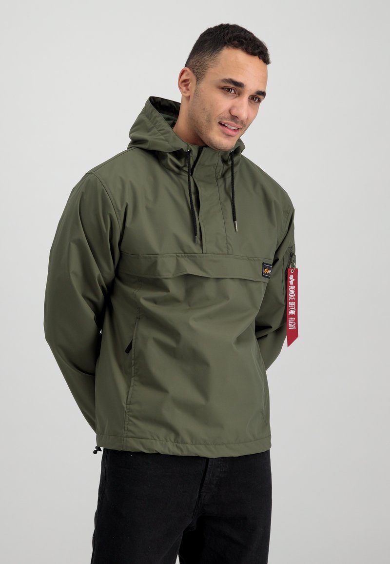 Herren Leichte Jacken | Alpha Industries PERFORMANCE ANORAK Windbreaker dark olive/oliv - QN81871 Herren Leichte Jacken | Alpha Industries PERFORMANCE ANORAK Windbreaker dark olive/oliv - QN81871