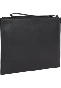 Bolso de mano de piel negra con una textura suave, forma rectangular, cierre superior con cremallera y una correa para la muñeca para llevarlo.