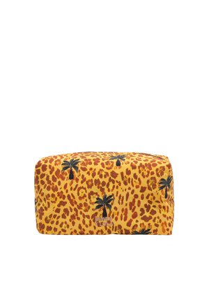 Bolsa rectangular amarilla con manchas de leopardo naranjas y estampados de palmeras negras, con el logotipo "BIMBA Y LOLA" en el centro delantero.