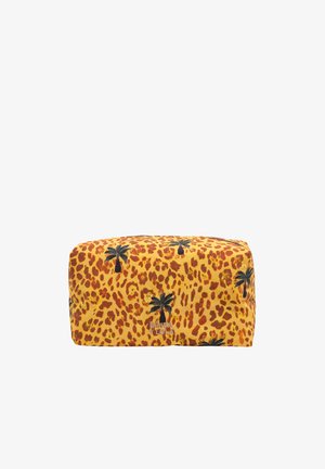 Bolsa rectangular amarilla con manchas de leopardo naranjas y estampados de palmeras negras, con el logotipo "BIMBA Y LOLA" en el centro delantero.