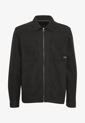 Črna zip-up jakna iz mehkega blaga, ki ima dve višji žepni, ovratnik ter manšete z gladko teksturo.