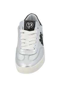 Silberne Leder-Sneaker mit weißem Schnürdesign, schwarzen Akzenten und einer mit Logo versehenen schwarzen Zunge. Glatte Textur mit abgerundetem Zehenbereich.