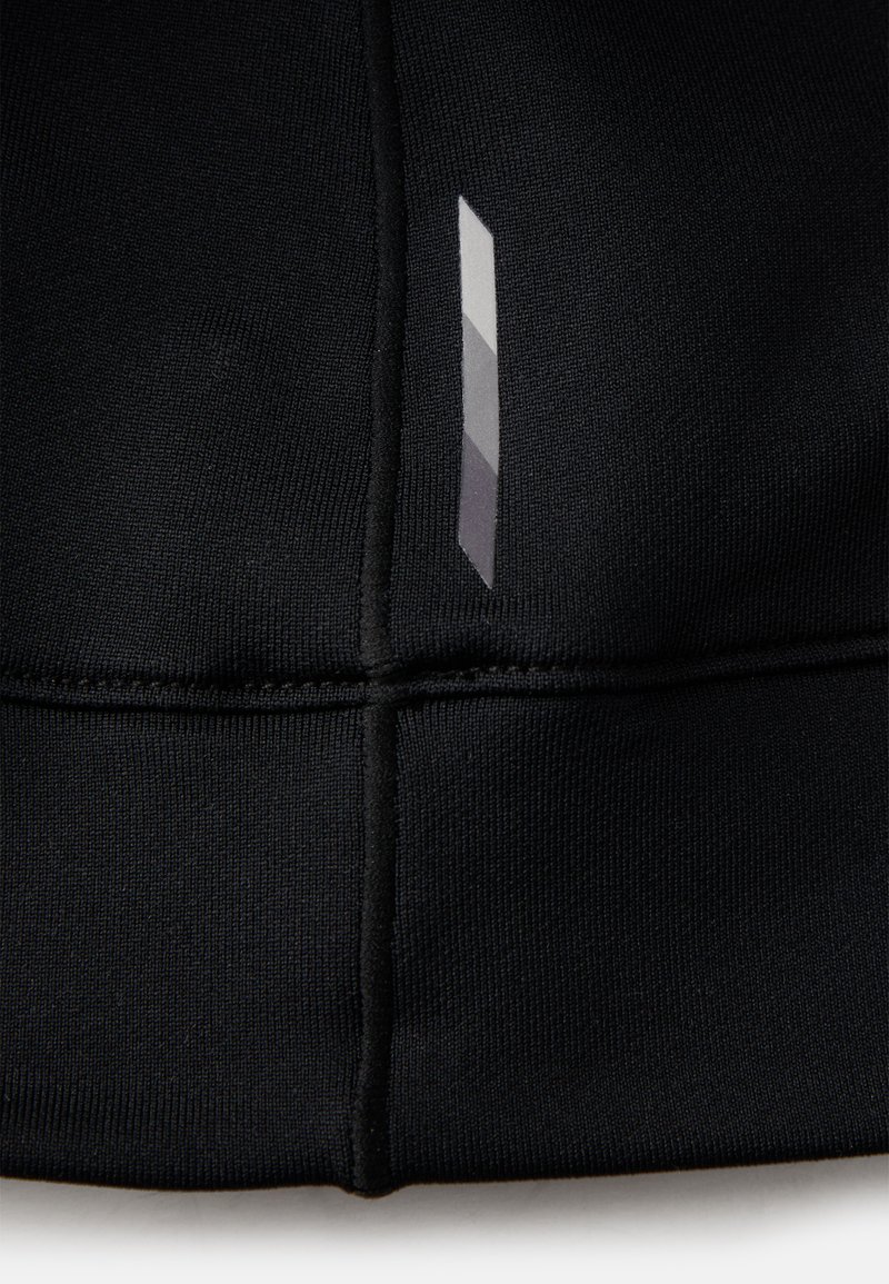 Zwart sportief stof met een gestructureerd oppervlak, voorzien van een geometrisch grijze accent en contrasterende stikseldetails.
