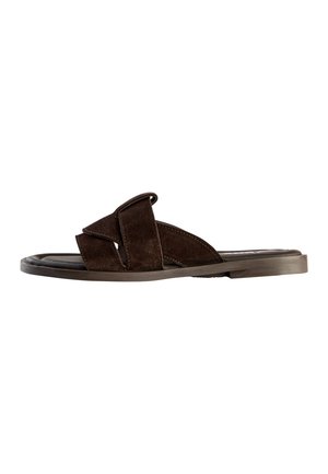 Sandalo slip-on in pelle scamosciata marrone con cinturini incrociati traforati e suola piatta, progettato per un uso casual.