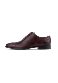 Bordowe skórzane buty na formalne okazje z ostrym noskiem, subtelnymi perforacjami, sześcioma oczkami i czarnym płaskim obcasem. Gładkie wykończenie.