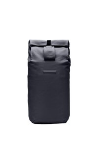 Sac à dos à rabat fabriqué en tissu gris foncé durable, avec une fermeture à clip, un design minimaliste et une forme rectangulaire sans motifs visibles.