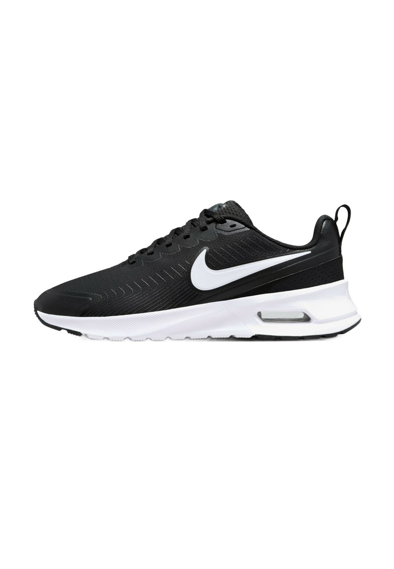 Baskets de sport noires avec un dessus texturé, swoosh Nike blanc, design à lacets et amorti visible dans la semelle.