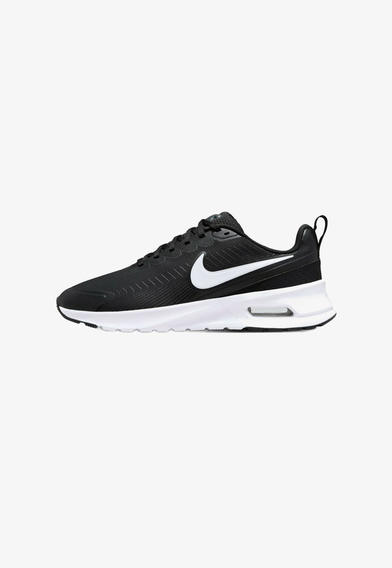 Baskets de sport noires avec un dessus texturé, swoosh Nike blanc, design à lacets et amorti visible dans la semelle.