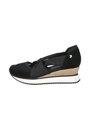 Zapato negro con cuña, suela intermedia de yute tejido, punta de malla y tiras de tela cruzadas sobre fondo blanco.
