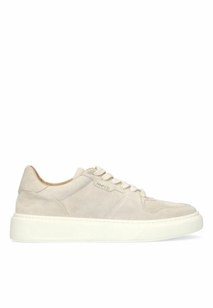 Beige suède lage sneaker met witte rubberen zool, veters aan de voorkant en MNFLD-logo op de zijkant.