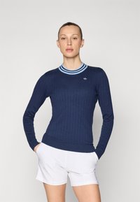 Marineblauwe geribde trui met een ronde halslijn en een lichtblauwe gestreepte kraag; heeft een klein Adidas-logo op de borst.