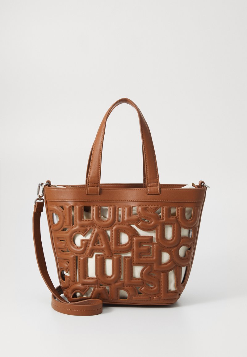 Sac à main en cuir marron avec un design en lettres découpées, deux poignées supérieures, une bandoulière réglable et une texture lisse.