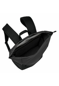 Mochila negra con correas acolchadas, asa superior, cierre de cremallera y un interior espacioso. Hecha de un tejido duradero, presenta un exterior texturizado.