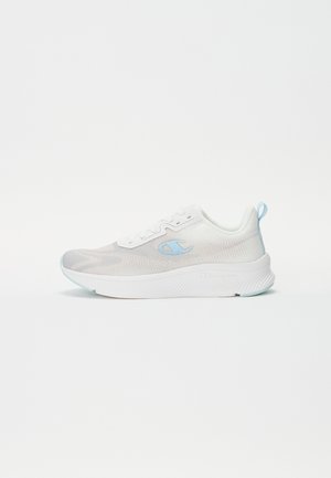 Sneaker sportivo bianco con tomaia in rete, dettagli azzurri e suola in gomma testurizzata. Presenta un design a profilo basso e chiusura con lacci.